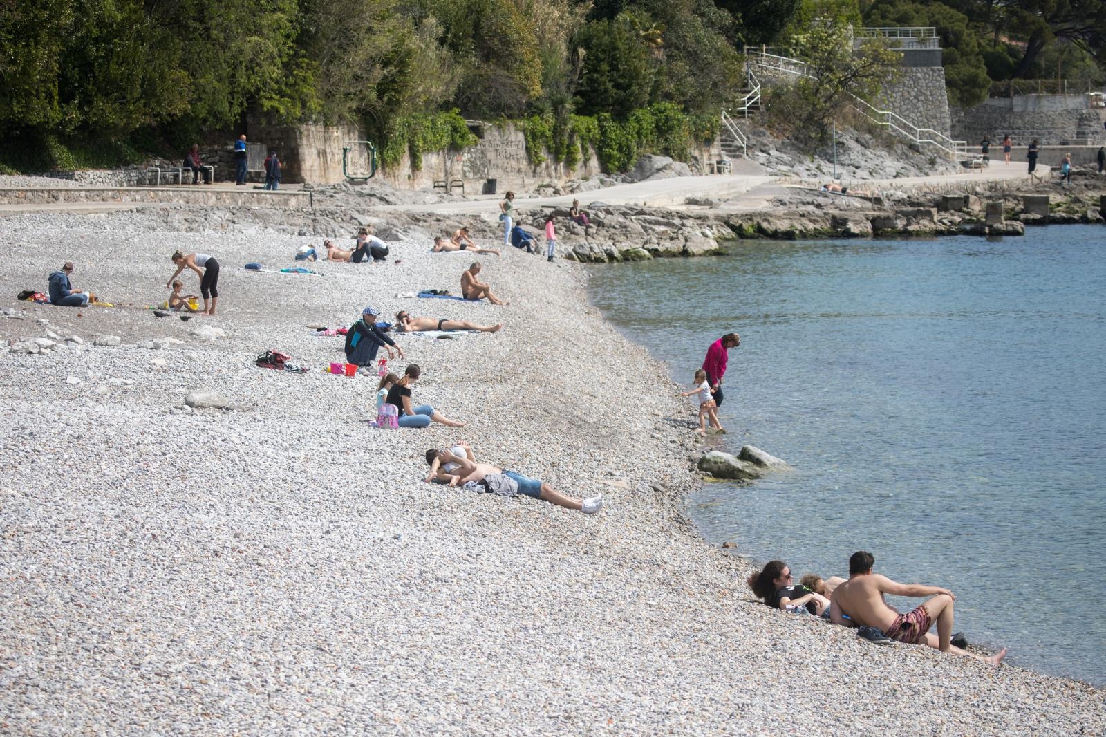 Rijeka: Prvi kupači iskoristili sunčan i topao dan za more
