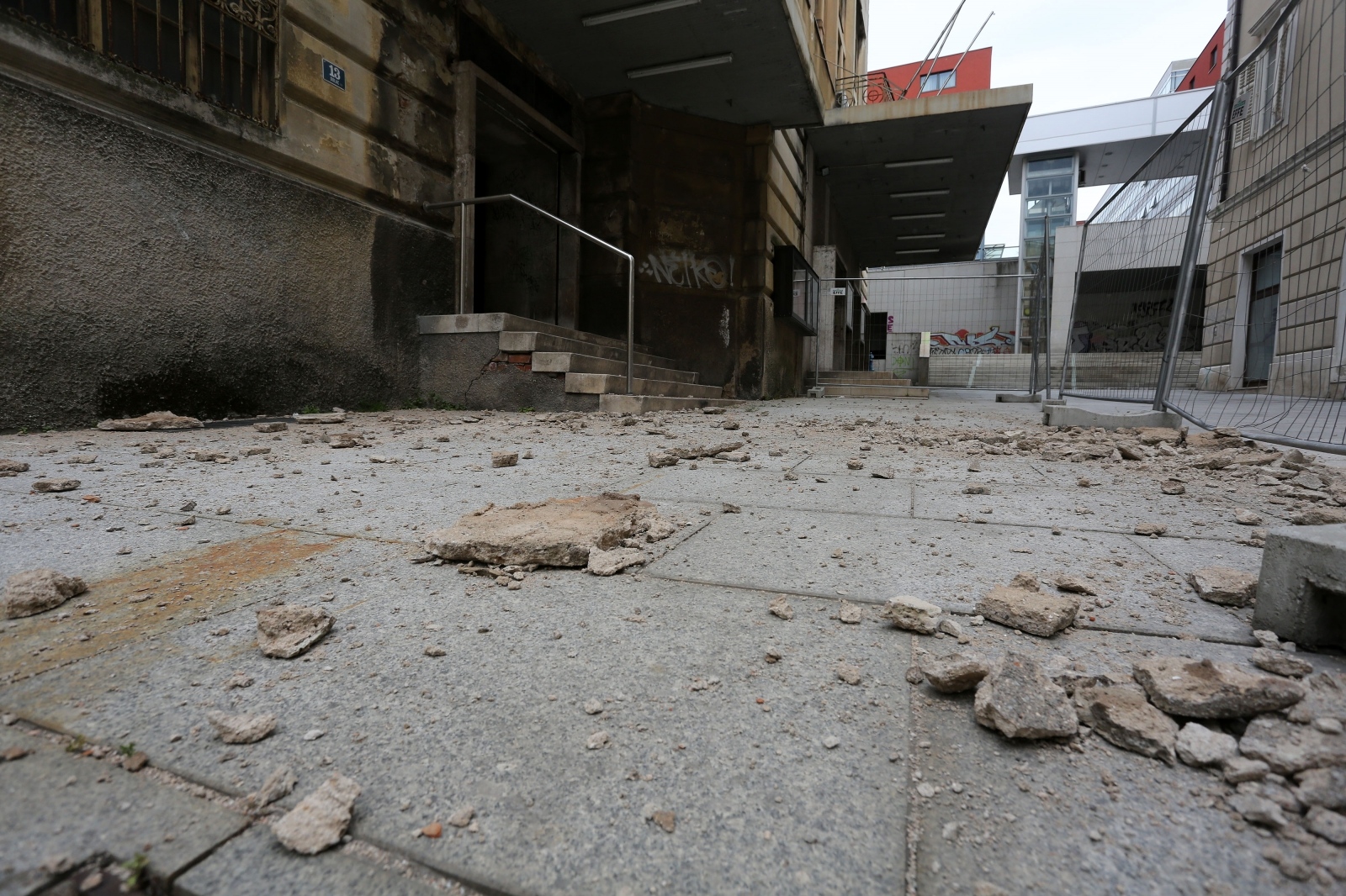 Rijeka: Odlomio se dio fasade na zgradi bivšeg kina Teatro Fenice