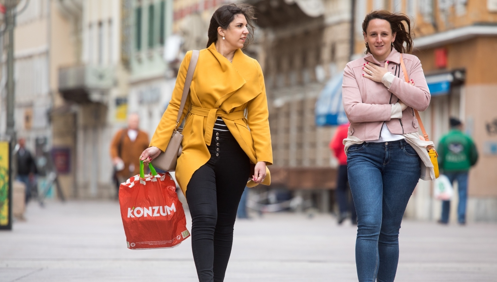 Rijeka: Građani ponovo u zimskoj odjeći zbog pada temperature i bure Rijeka: Građani ponovo u zimskoj odjeći zbog pada temperature i bure