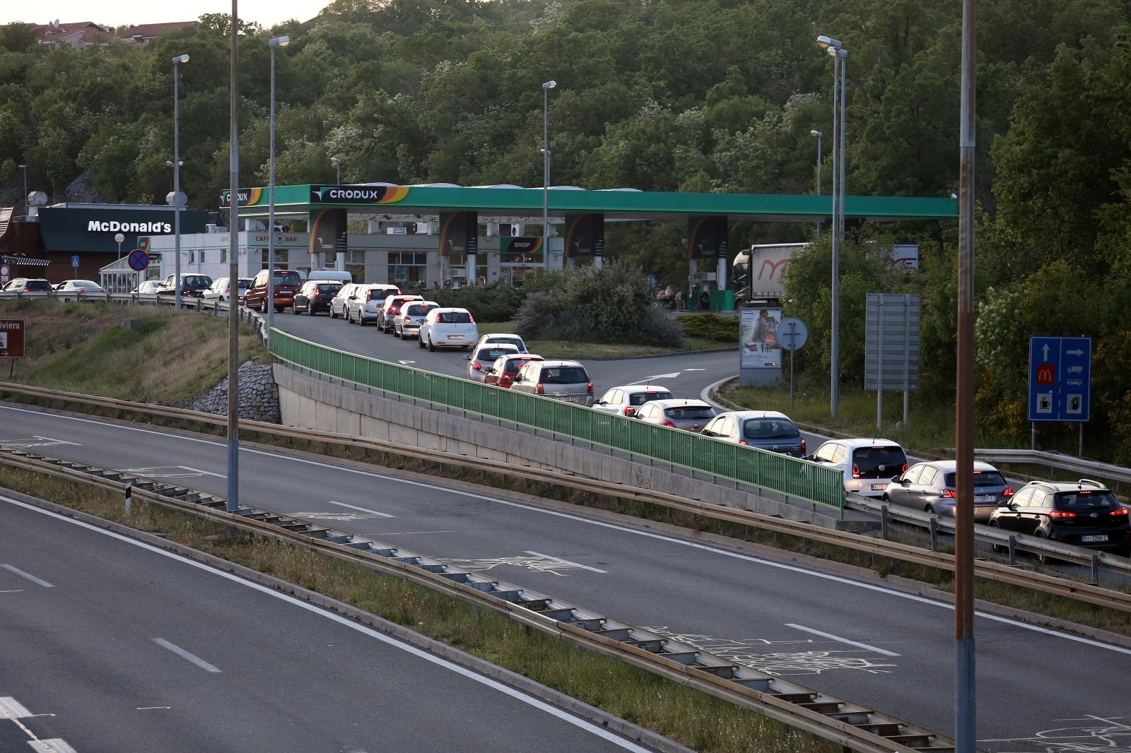 Rijeka: Dugačak red vozila za McDonald’s restoran brze hrane
