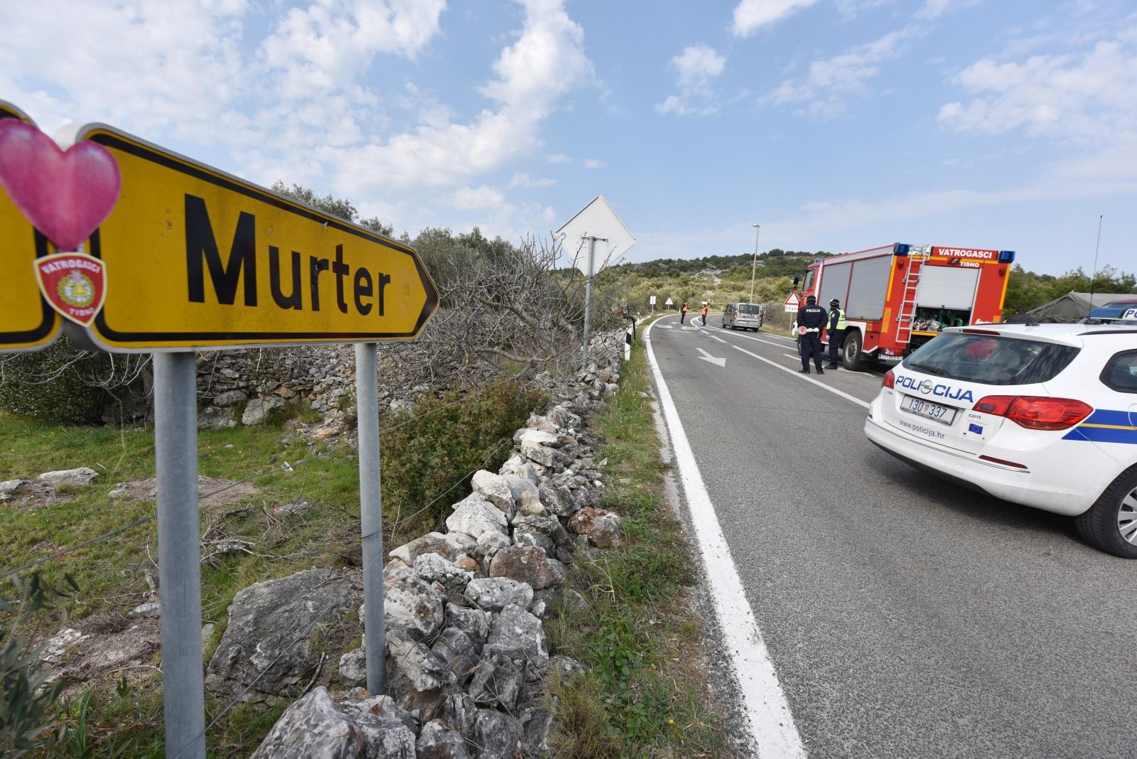 Murter i Betina stavljeni u karantenu, policija na ulazu provjerava vozila