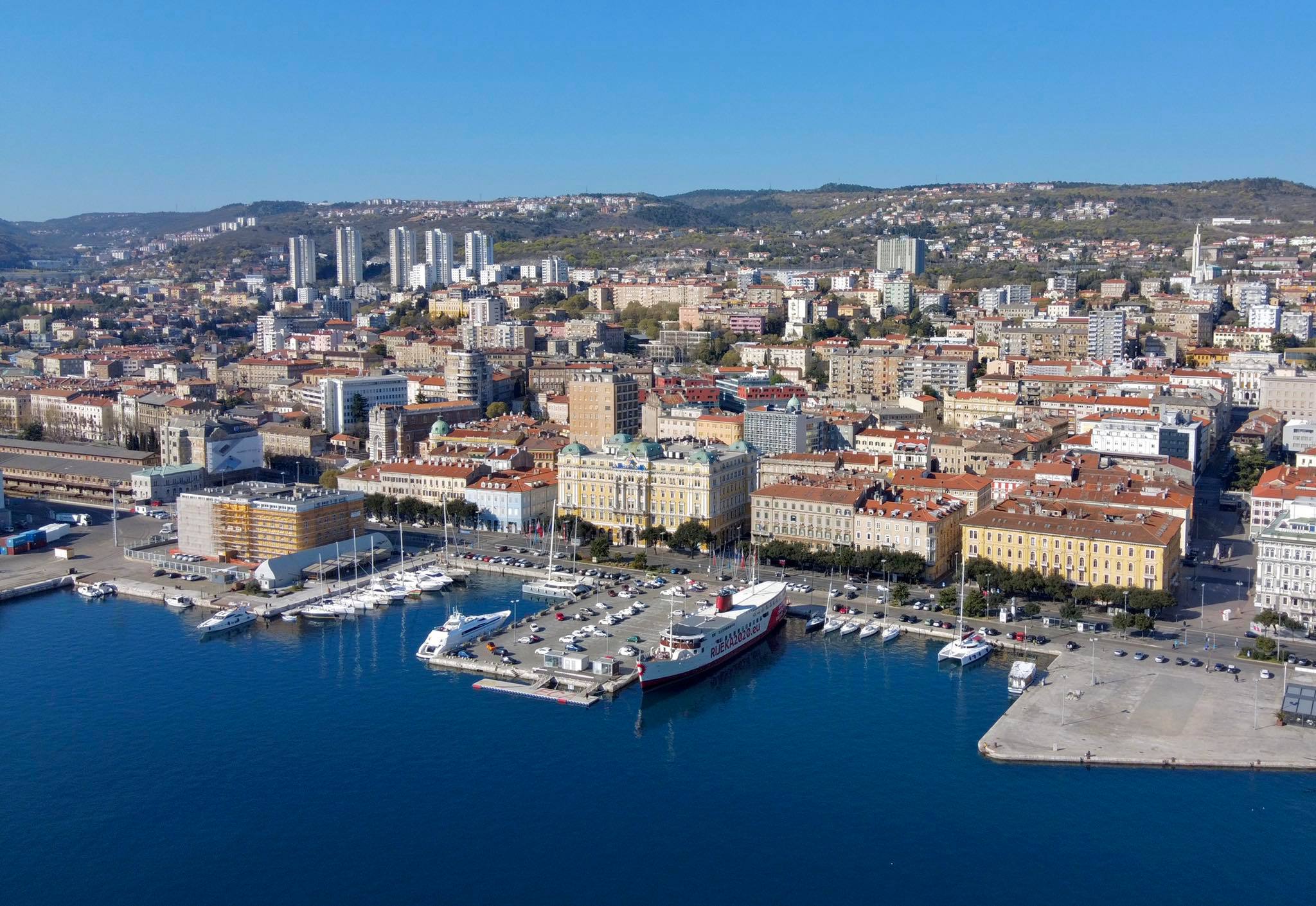 RIJEKA LUKA DRON PANORAMA MORE GAT