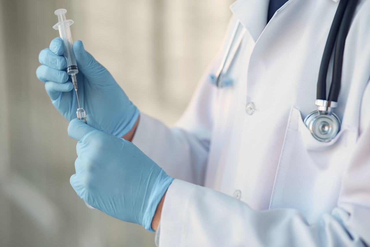 cjepivo liječnik doktor cjepljenje rukavice