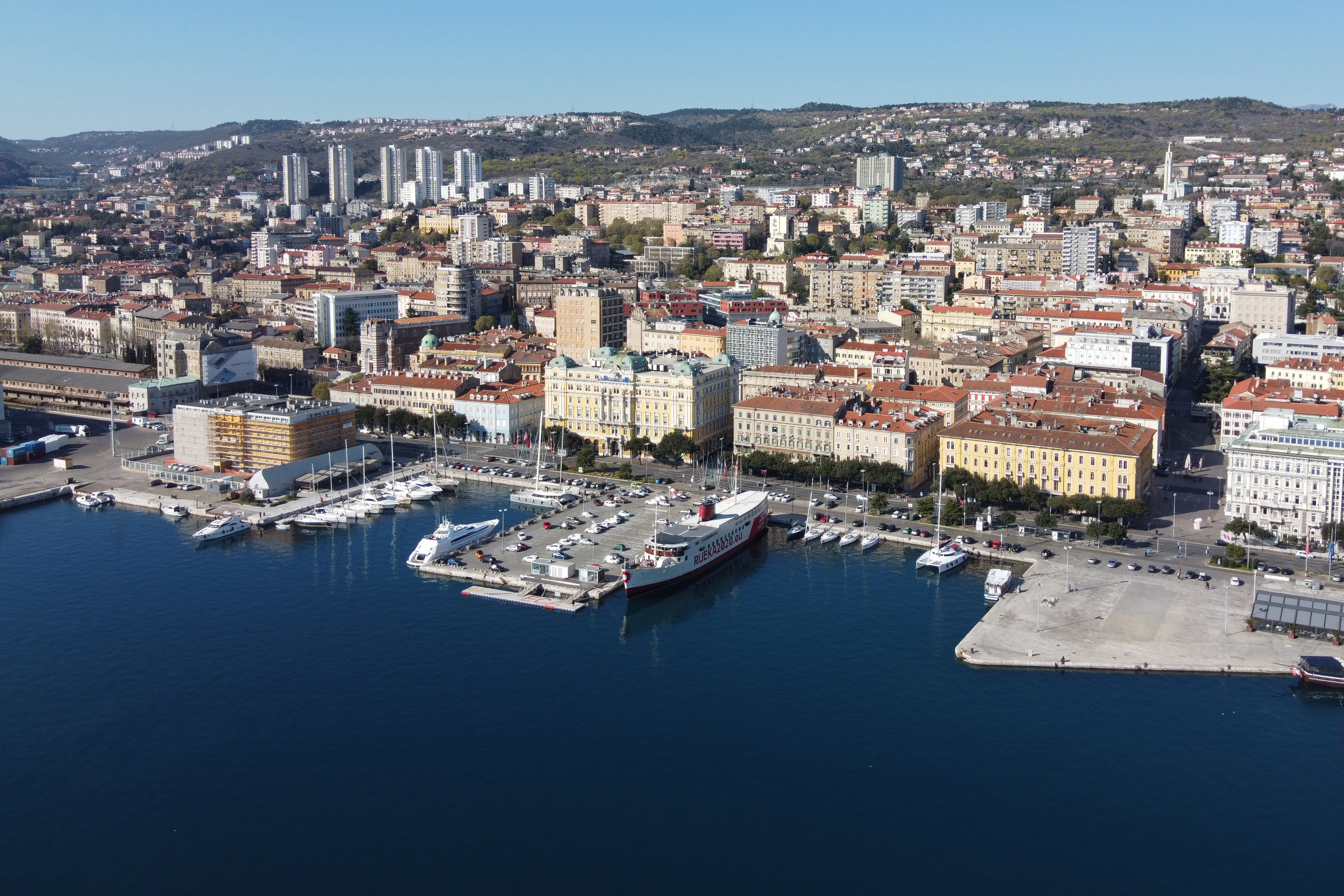 rijeka luka obala