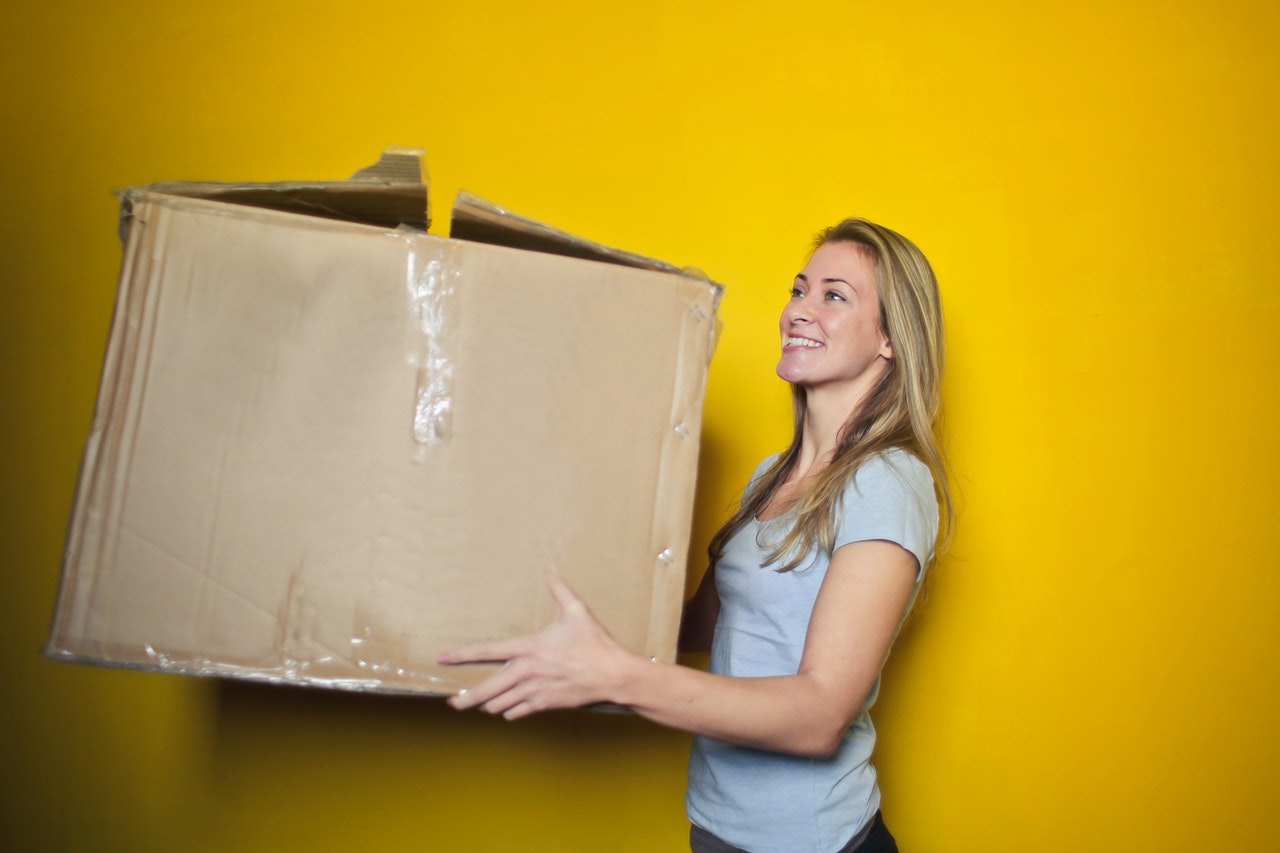 paket pošiljka online šoping žena kupovina dostava pošta