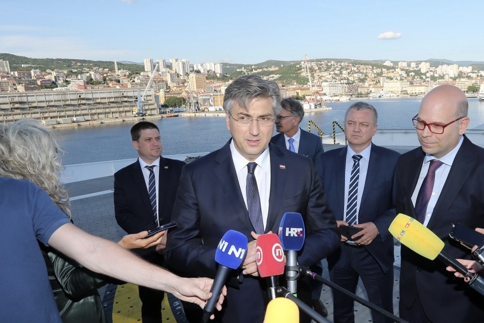Rijeka: Premijer Plenkoviƒá obi≈°ao polarni kruzer Svenic Eclipse