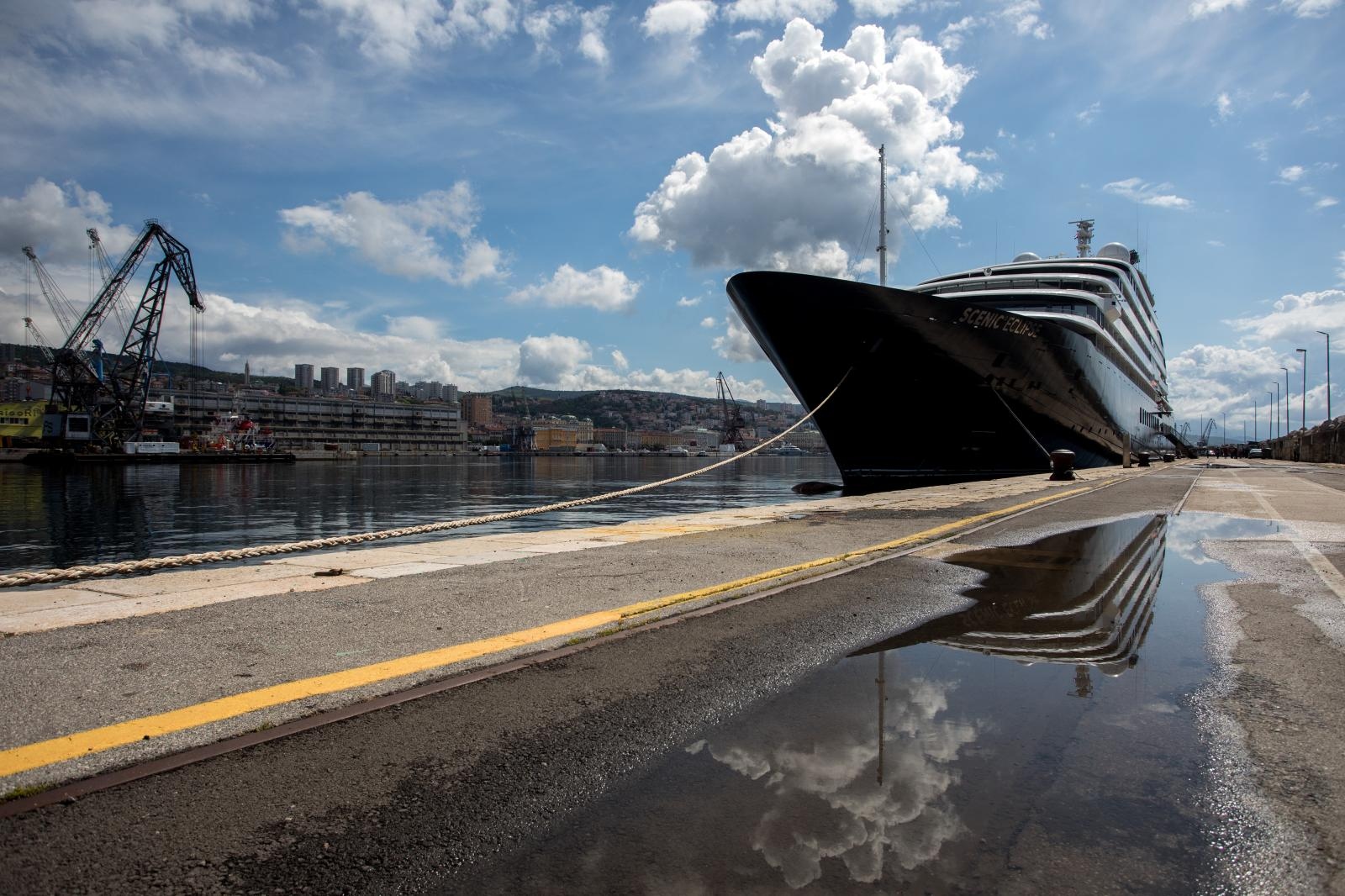 Polarni kruzer “Scenic Eclipse” na vezu u riječkoj luci Polarni kruzer “Scenic Eclipse” na vezu u riječkoj luci