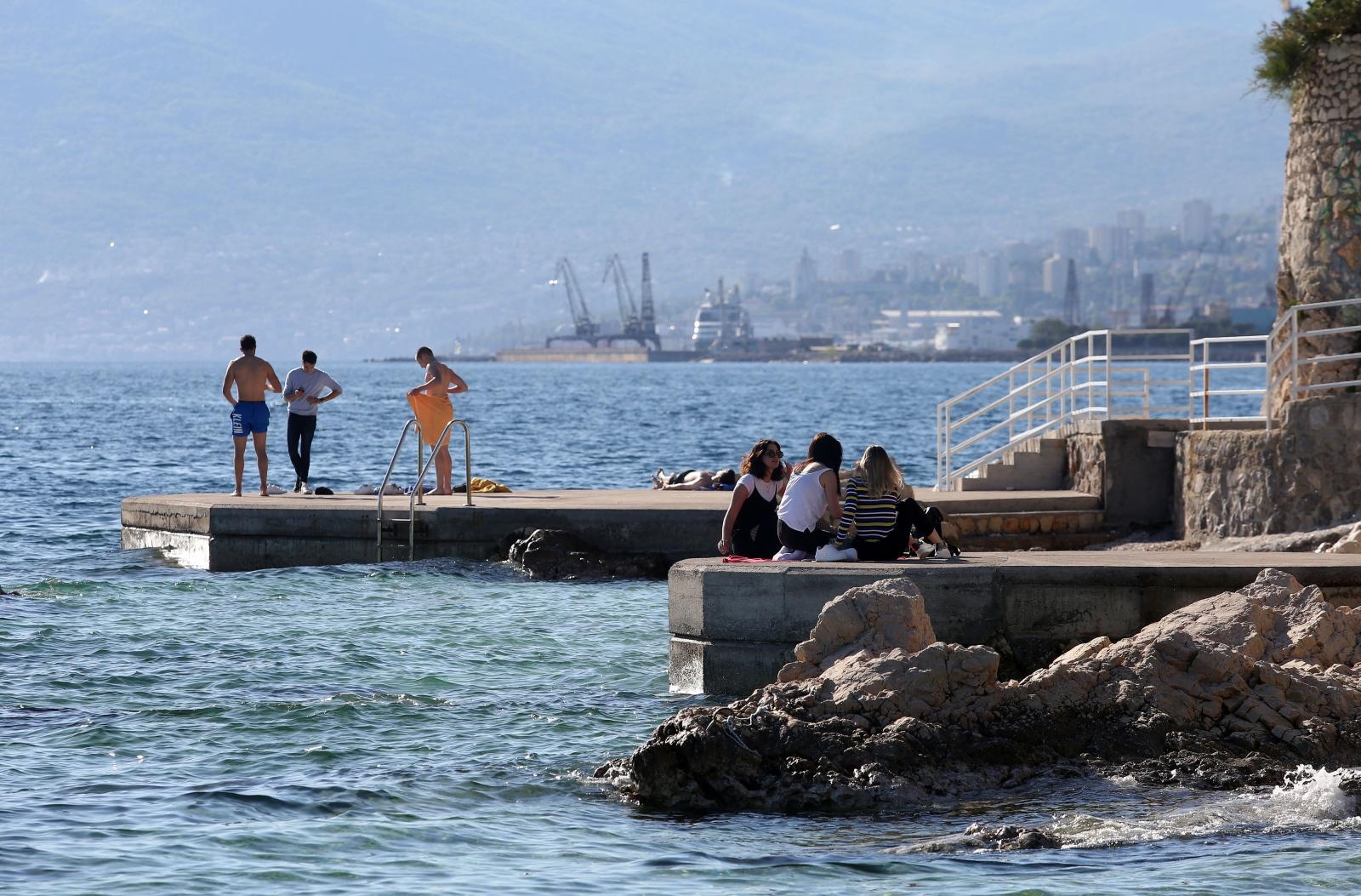 Rijeka: Prvi kupači stigli na gradski plažu na Pećinama Rijeka: Prvi kupači stigli na gradski plažu na Pećinama