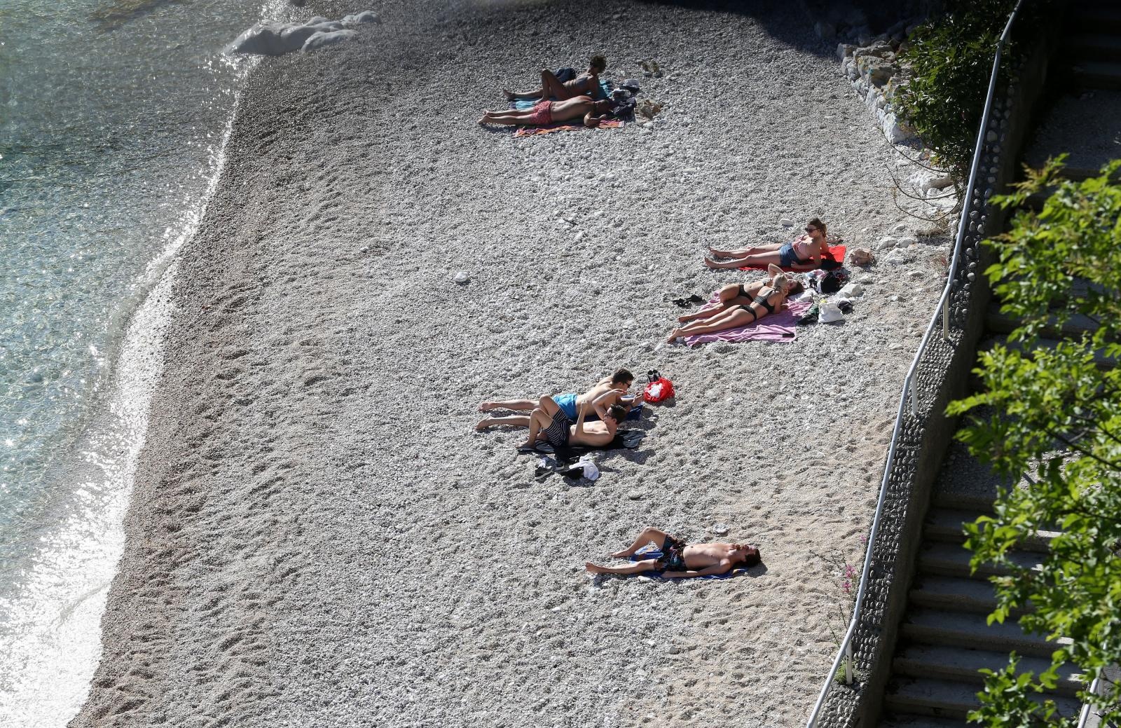 Rijeka: Prvi kupači stigli na gradski plažu na Pećinama Rijeka: Prvi kupači stigli na gradski plažu na Pećinama
