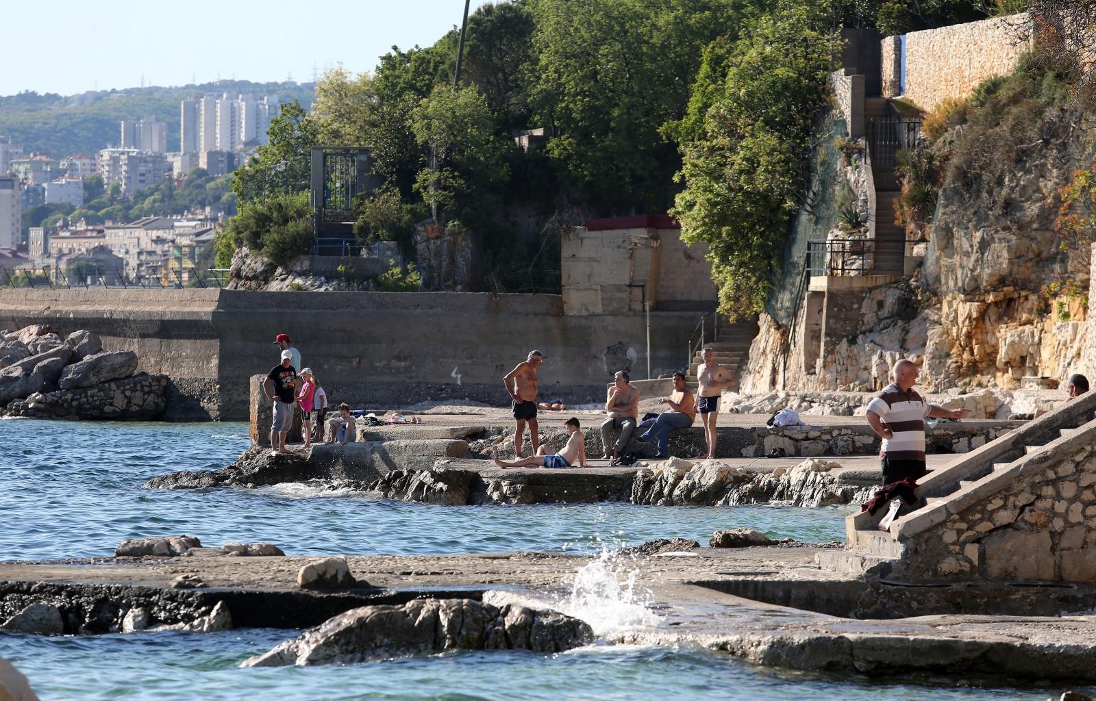 Rijeka: Prvi kupači stigli na gradski plažu na Pećinama