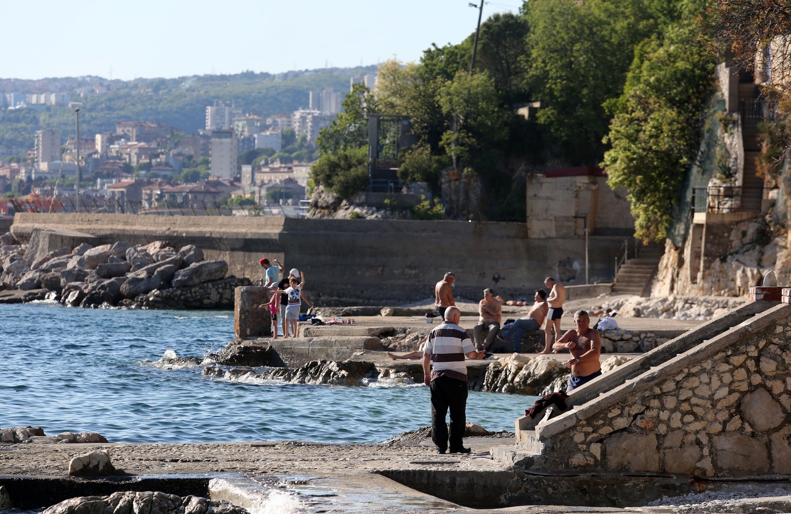 Rijeka: Prvi kupači stigli na gradski plažu na Pećinama Rijeka: Prvi kupači stigli na gradski plažu na Pećinama