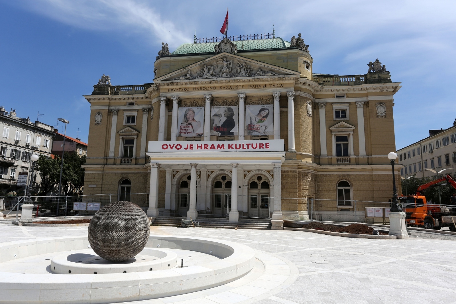 Novouređeni kazališni trg HNK Ivana pl. Zajca u Rijeci s natpisom “Ovo je hram kulture” Novouređeni kazališni trg HNK Ivana pl. Zajca u Rijeci s natpisom “Ovo je hram kulture”