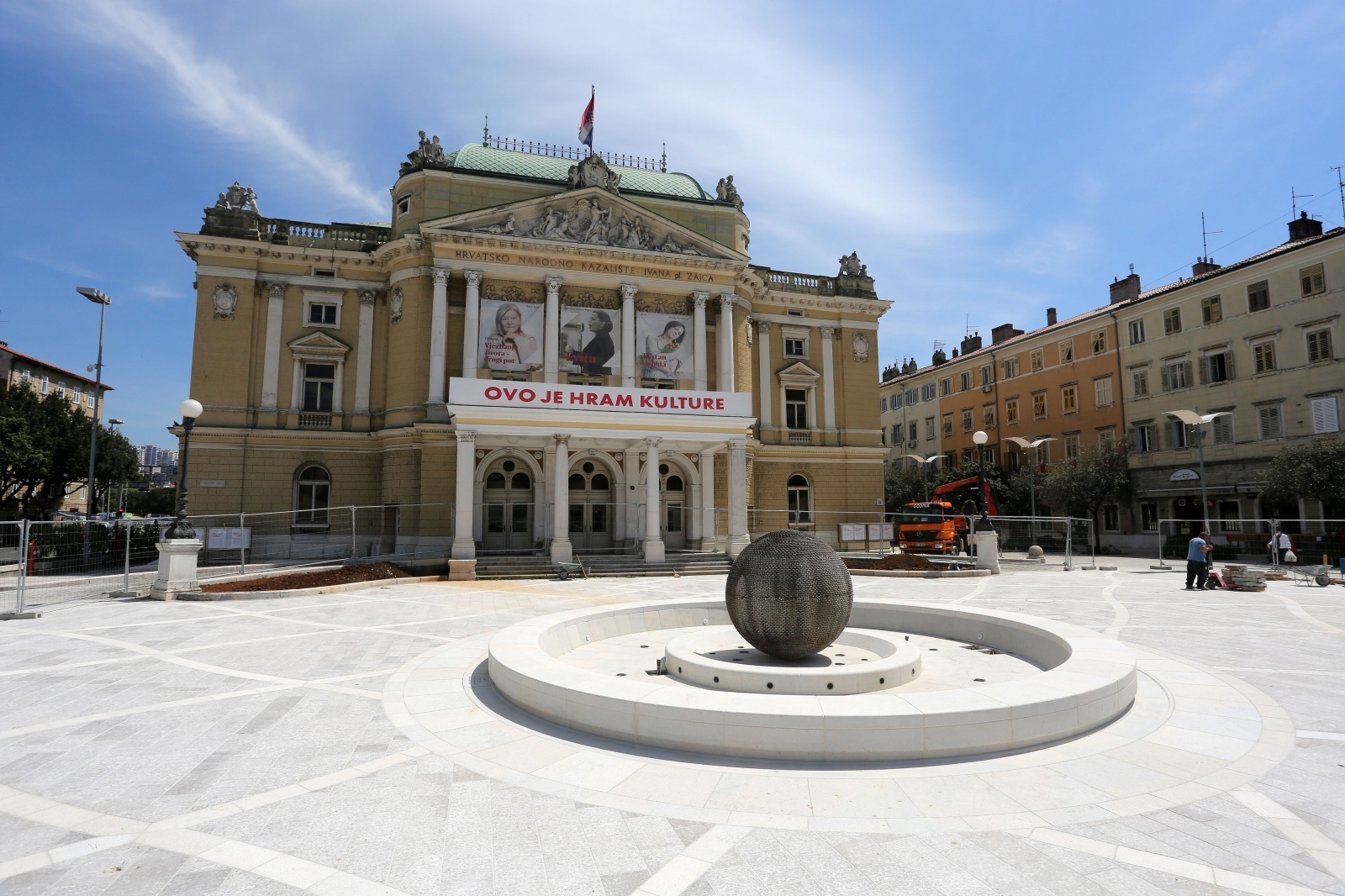 Novouređeni kazališni trg HNK Ivana pl. Zajca u Rijeci s natpisom “Ovo je hram kulture” Novouređeni kazališni trg HNK Ivana pl. Zajca u Rijeci s natpisom “Ovo je hram kulture”