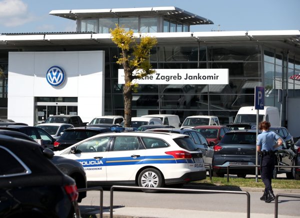 Zagreb: Policija deaktivirala bombu na automobilu