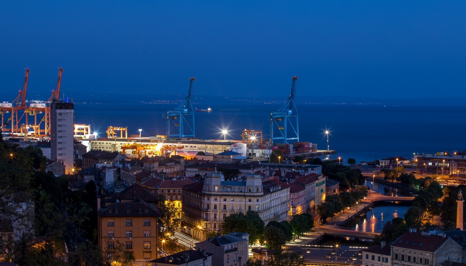 Panorama Rijeke u večernjim satima za vrijeme pandemije koronavirusa Panorama Rijeke u večernjim satima za vrijeme pandemije koronavirusa