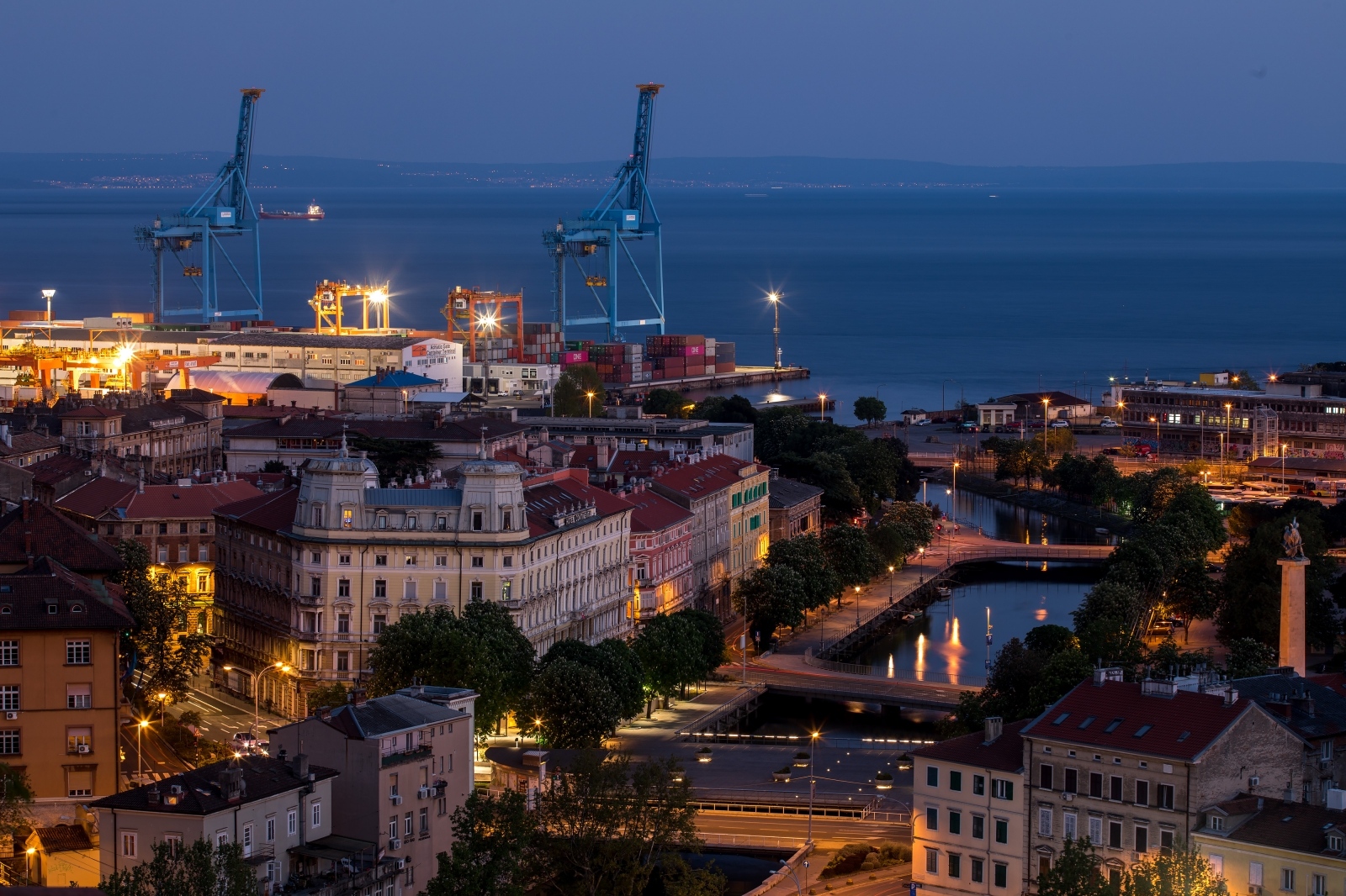 Panorama Rijeke u večernjim satima za vrijeme pandemije koronavirusa