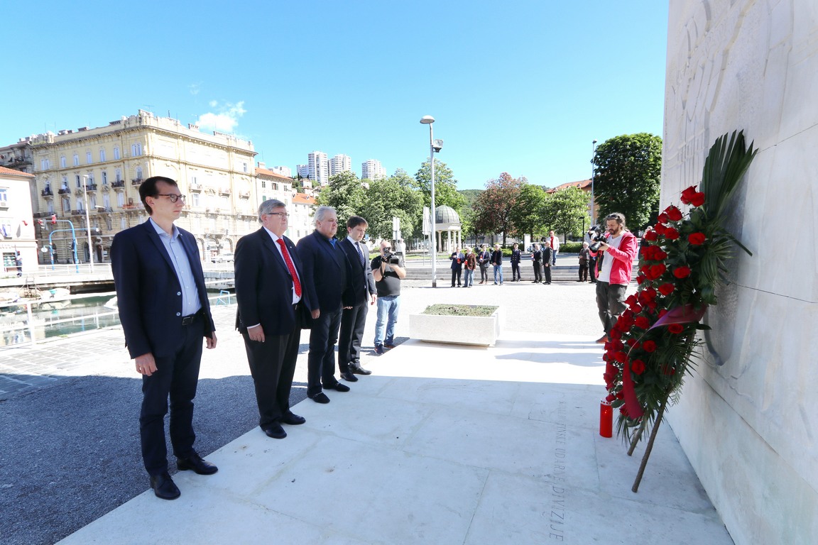 Polaganje-vijenca-na-Spomeniku-na-Delti-1