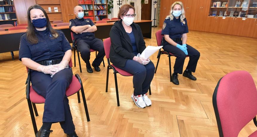 sudjenje-pod-maskama-smiljana-je-optuzena-da-ubila-sestru-i-sakrila-u-skrinju-25c2161c76668a0469fbdaee61e4fbc8_view_article_new sudjenje-pod-maskama-smiljana-je-optuzena-da-ubila-sestru-i-sakrila-u-skrinju-25c2161c76668a0469fbdaee61e4fbc8_view_article_new