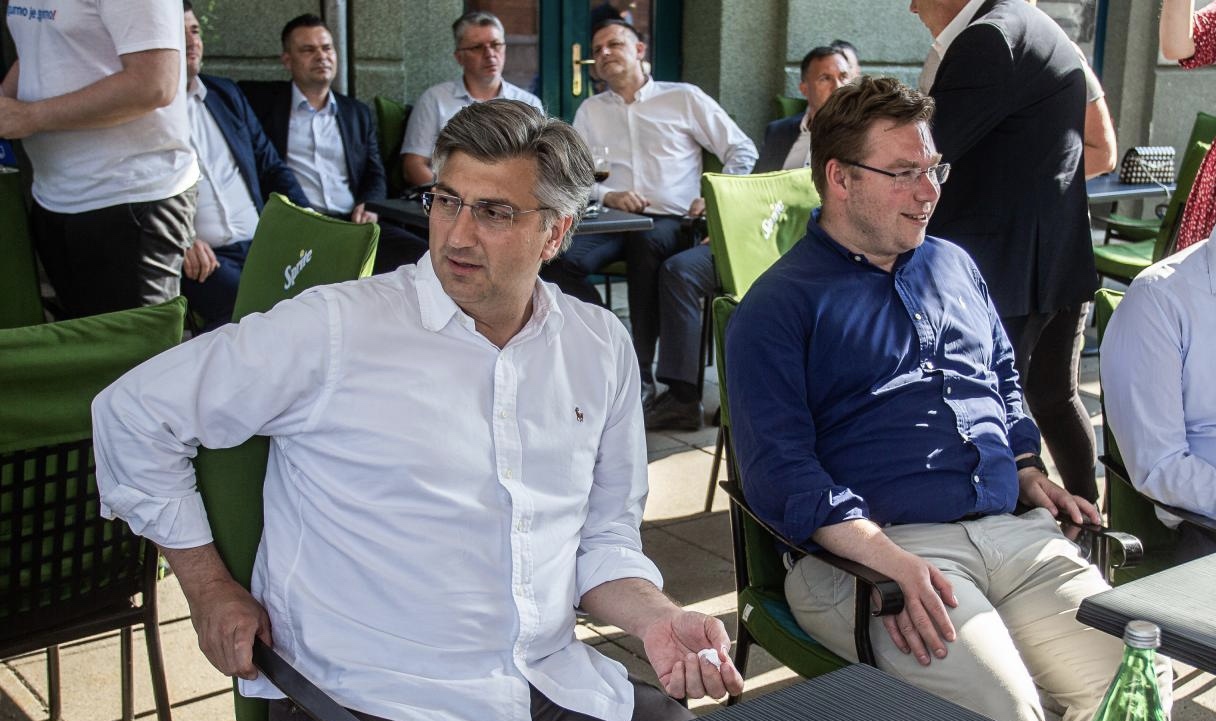 Plenković bez maske i u Osijeku na druženju sa simpatizerima Plenković bez maske i u Osijeku na druženju sa simpatizerima
