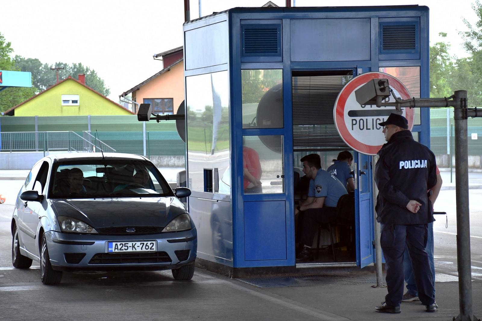 Na graničnom prijelazu s BiH prelasci su i dalje ograničeni na određene kategorije osoba Na graničnom prijelazu s BiH prelasci su i dalje ograničeni na određene kategorije osoba