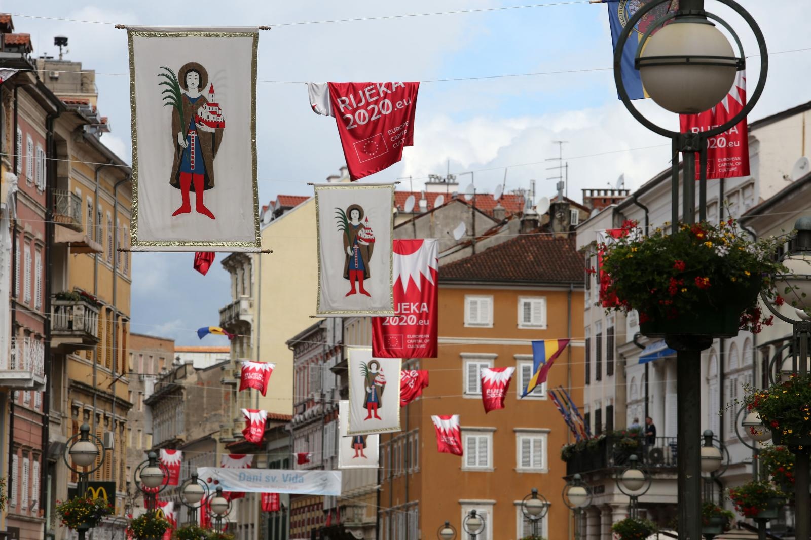 Centar Rijeke ukrašen zastavama uoči blagdana sv. Vida