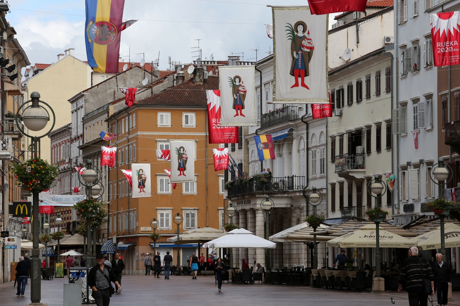 Centar Rijeke ukrašen zastavama uoči blagdana sv. Vida