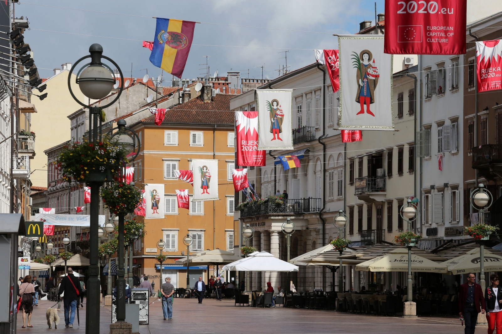 Centar Rijeke ukrašen zastavama uoči blagdana sv. Vida