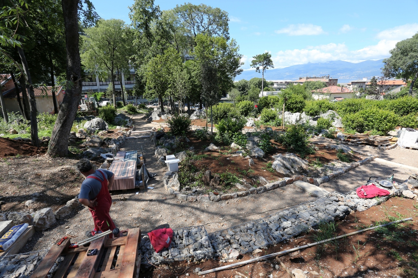 U KBC-u Rijeka djelatnici “Parkova plus” grade bolnički park Podpinjol U KBC-u Rijeka djelatnici “Parkova plus” grade bolnički park Podpinjol