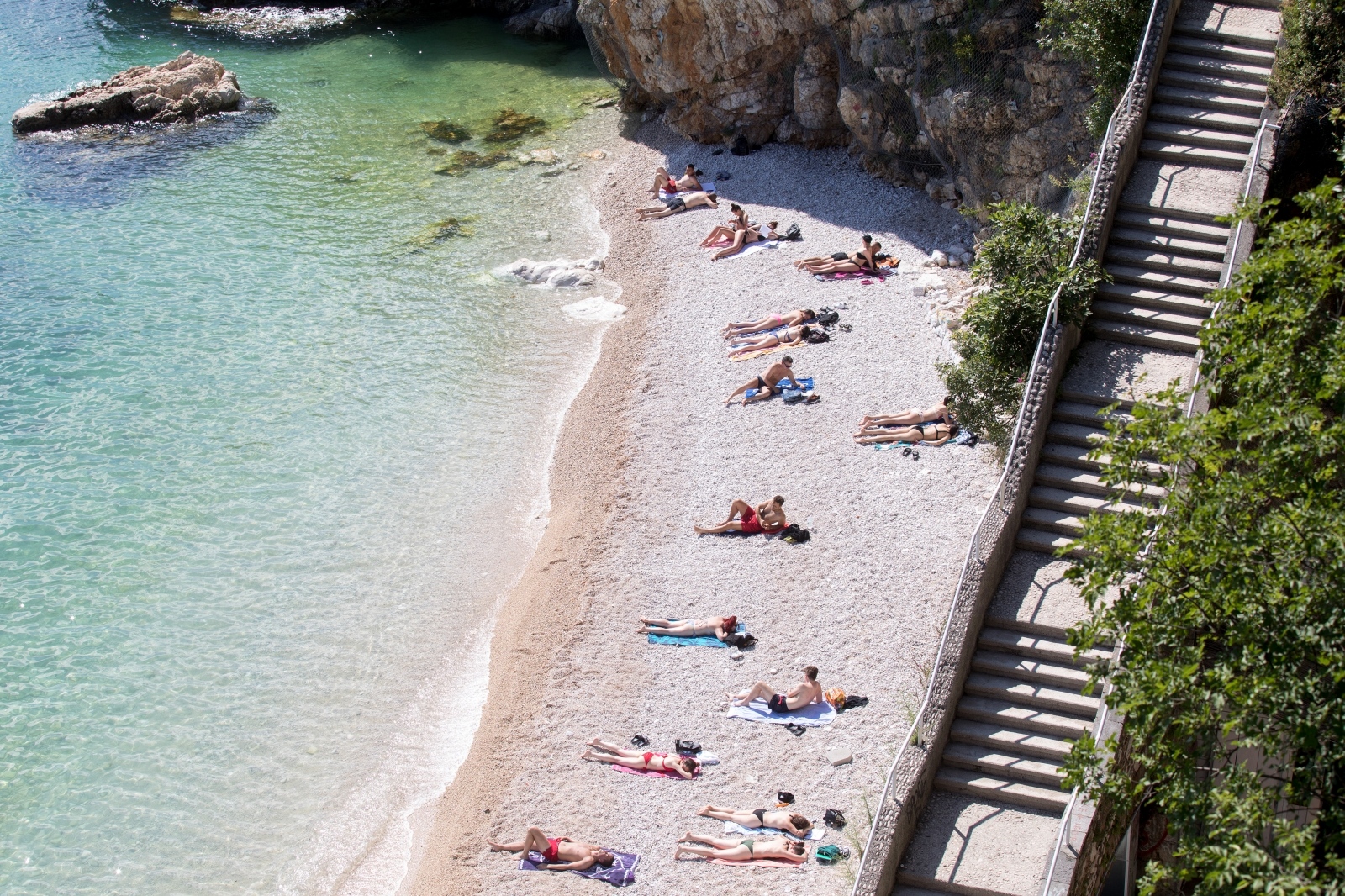 Rijeka: Građani uživaju u sunčanju na plaži Sablićevo