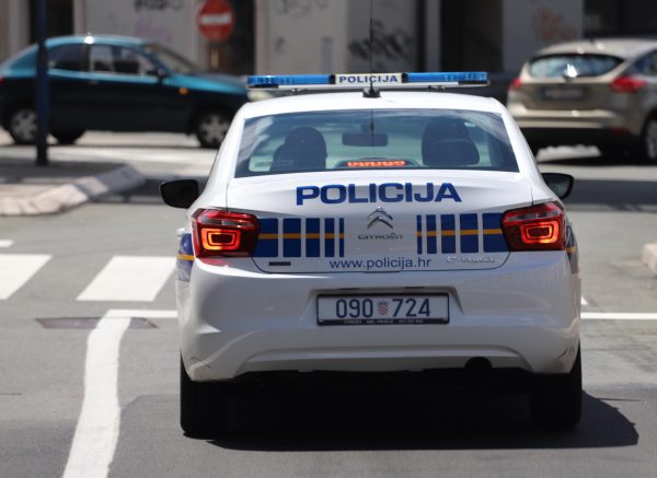 policija auto 11