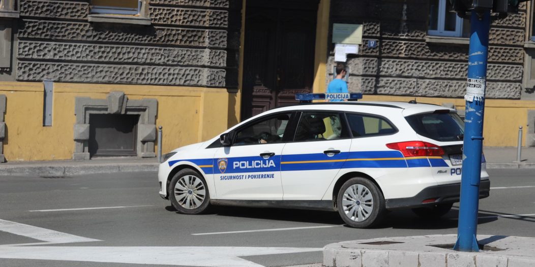 policija auto 123 policija auto 123