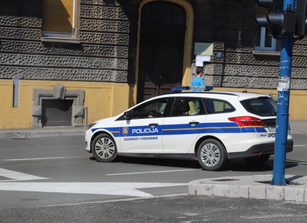 policija auto 123