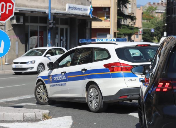 policija auto 1234