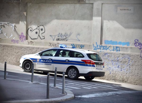 policija auto 12345