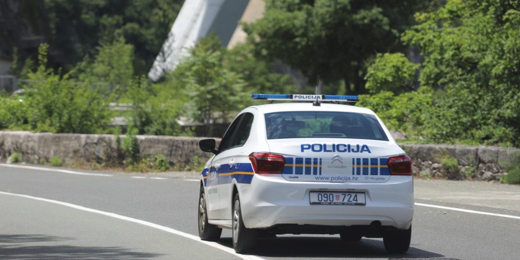policija auto 222 policija auto 222