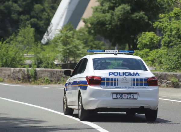 policija auto 222