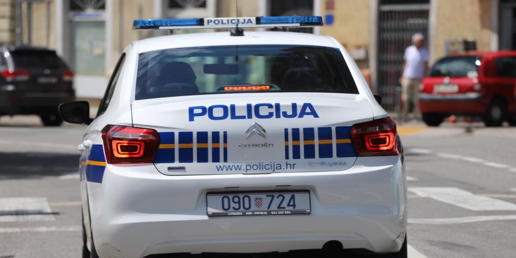 policija auto 444 policija auto 444