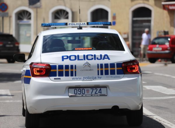 policija auto 444
