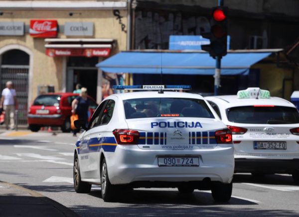 policija auto 555