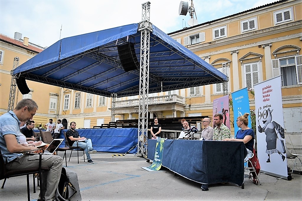 trg riječke rezolucije pozornica