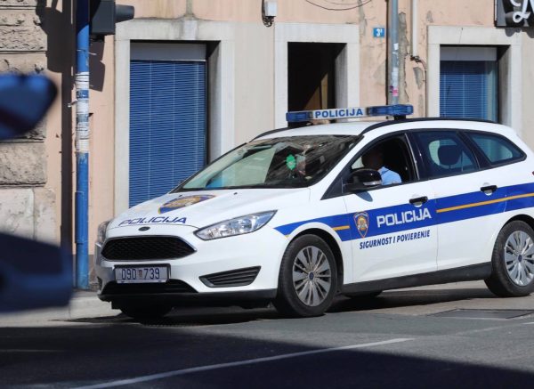 POLICIJA AUTO 060729