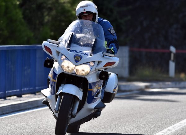 Policajac na motoru