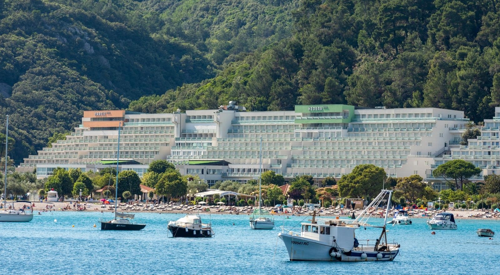 Rabac: Zbog pandemije koronavirusa plaže su ostale poluprazne Rabac: Zbog pandemije koronavirusa plaže su ostale poluprazne