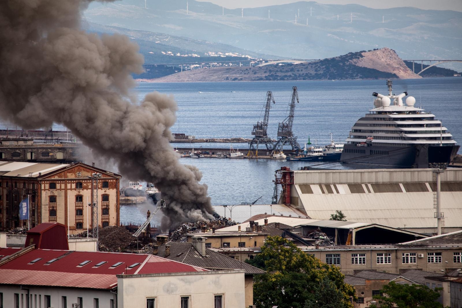 Rijeka: U teretnoj luci gorio metalni otpad Rijeka: U teretnoj luci gorio metalni otpad