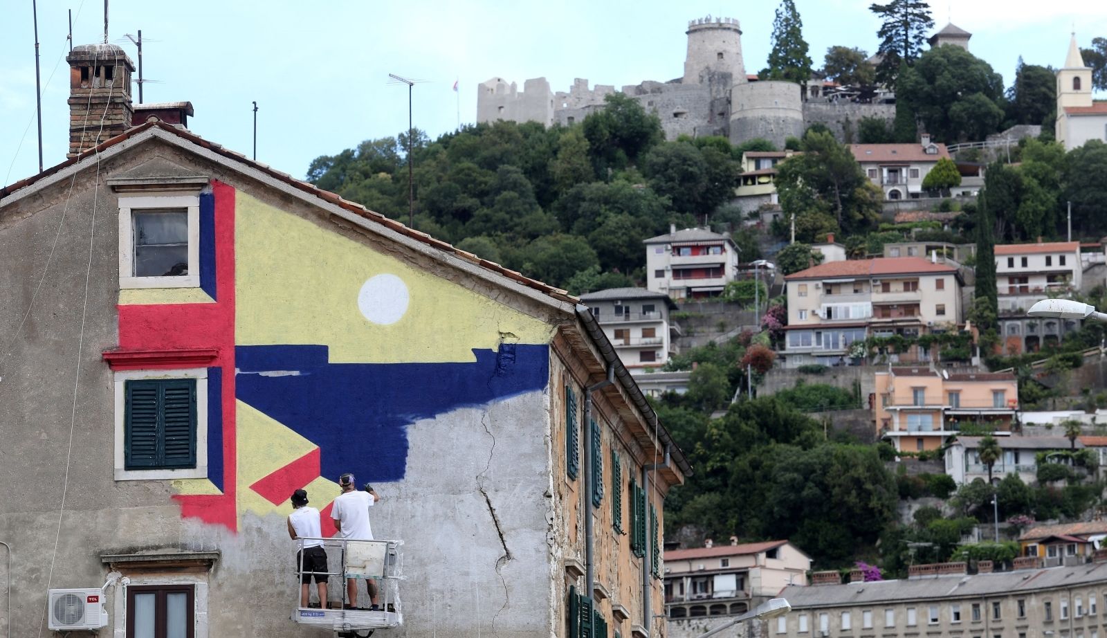 Grafiteri u Rijeci oslikavaju stare zgrade u sklopu projetka “Rijeka prijestolnica kulture”