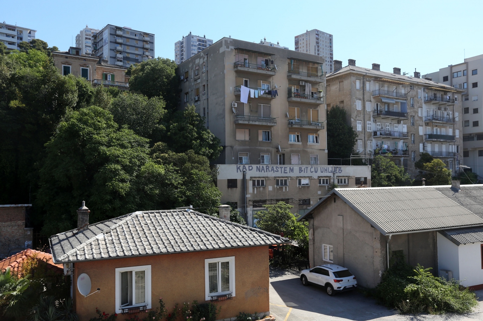 Grafit na stambenoj zgradi u Rijeci