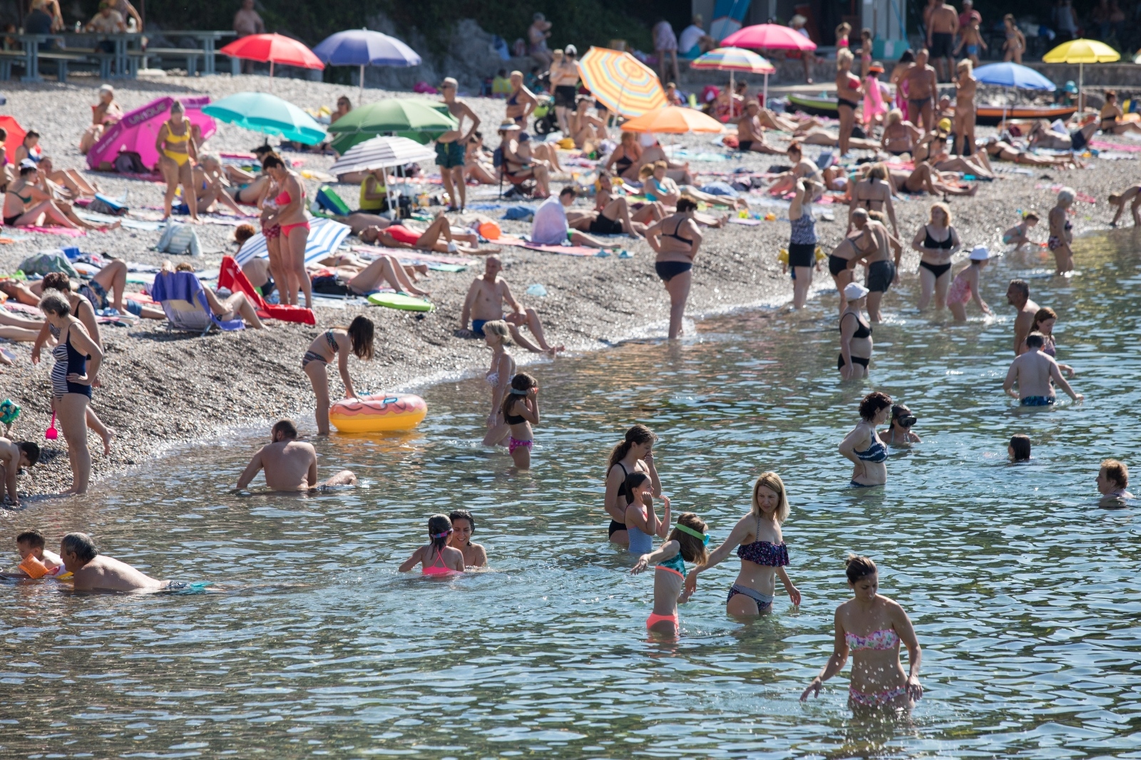 Rijeka: Na plaži Igralište kupači već od ranog jutra uživaju u moru i suncu