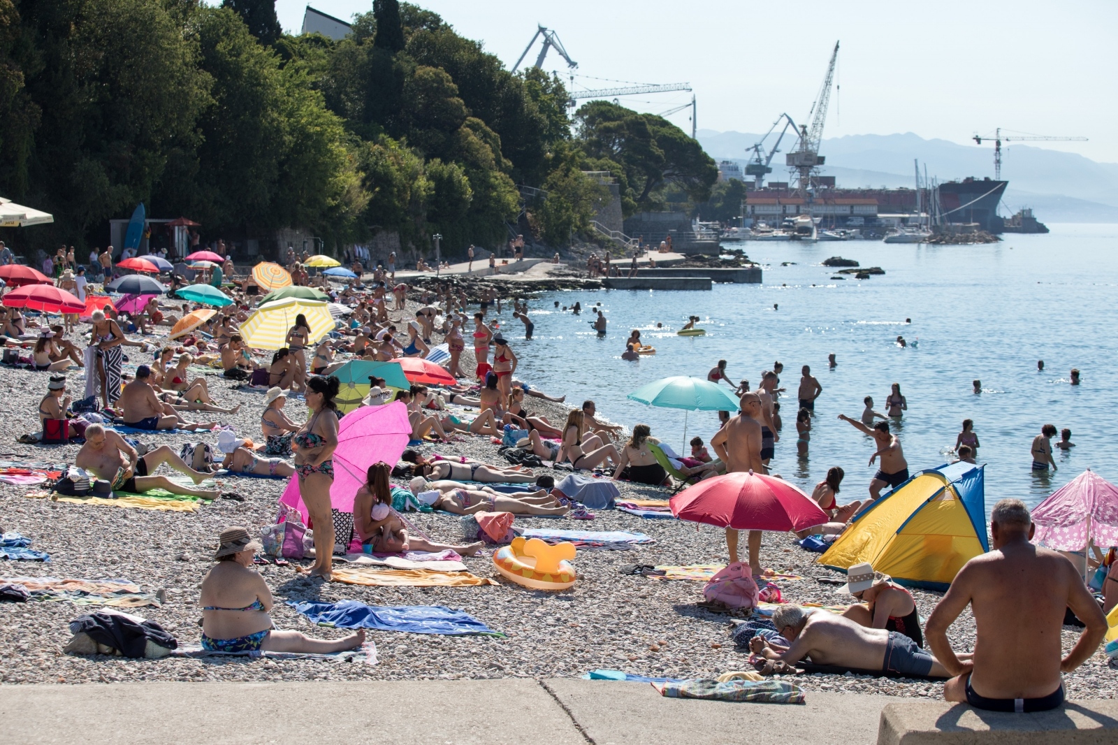 Rijeka: Na plaži Igralište kupači već od ranog jutra uživaju u moru i suncu Rijeka: Na plaži Igralište kupači već od ranog jutra uživaju u moru i suncu