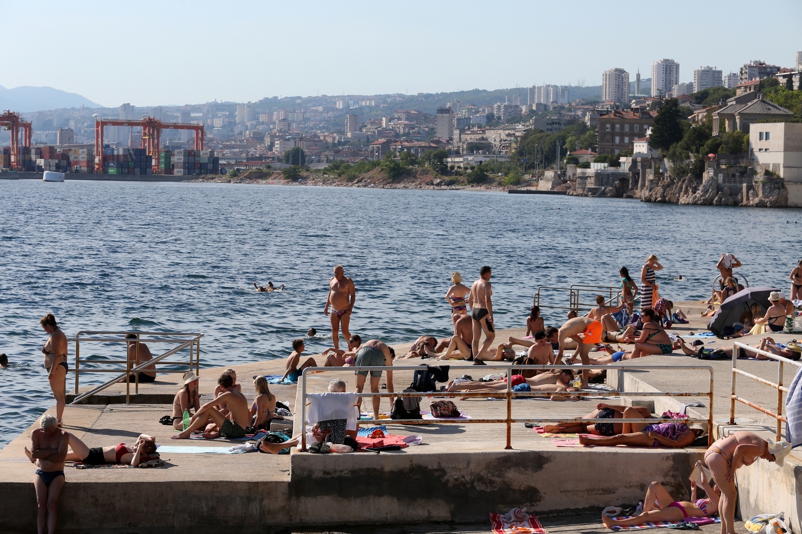 Rijeka: Gradske plaže na Pećinama pune su kupača Rijeka: Gradske plaže na Pećinama pune su kupača
