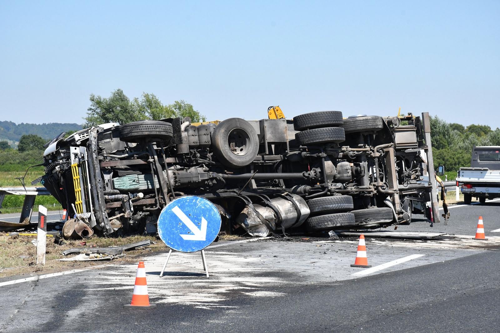 Sudar dva kamiona na autocesti A3 kod Slavonskog Broda Sudar dva kamiona na autocesti A3 kod Slavonskog Broda